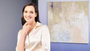 Leyla Feray'ın 'Camdaki Kız' için tamamladığı tablo sergide