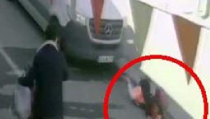 Minibüsün çarptığı Esra yaralandı; kaza kamerada