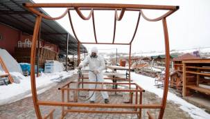 Nevşehir Belediyesi kent mobilyalarını atölyelerinde üretiyor 