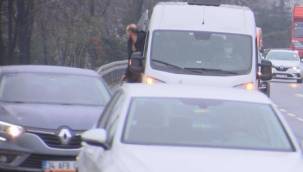 Otoyol kenarında tehlikeli yolculuk! 'Korkuyoruz ama ne çare'