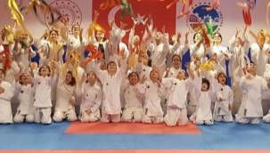 Sakarya Büyükşehir karatecileri kuşak atladı