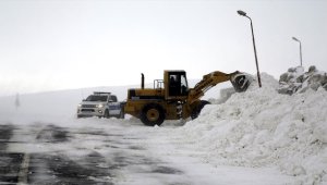 Sivas-Malatya kara yolu kar nedeniyle tır ve çekici trafiğine kapatıldı