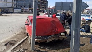 Sivas'ta iki otomobilin çarpıştığı kazada 4 kişi yaralandı