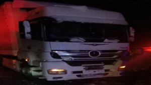 Sivas'ta tır ile otomobilin çarpıştığı kazada 1 kişi öldü, 3 kişi yaralandı 