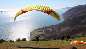 Uçmakdere dört mevsim paraşüt tutkunlarını ağırlıyor