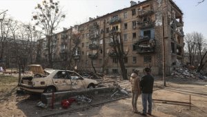 Ukraynalılar, bombardıman tehlikesine rağmen Kiev'de yaraları sarmaya çalışıyor