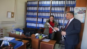 Ulaş Kaymakamı Baş, kadınlara çiçek vererek günlerini kutladı