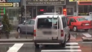 Yaya geçidini kullanan araç sürücüsü 'pes' dedirtti