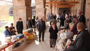362 yıllık kervansarayda kurulan geleneksel yoğurt pazarında Ramazan Bereketi