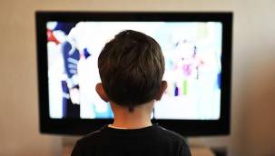 Anne babalar dikkat! Üzerine televizyon düşen çocuk yaşamını yitirdi