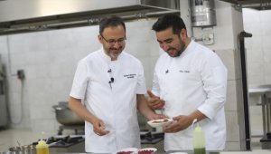 Bakan Kasapoğlu mutfağa girdi, gençlere iftar menüsü hazırladı