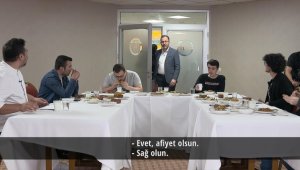 Bakan Kasapoğlu ve Türev Uludağ şeften öğrencilere "anne yemeği" sürprizi