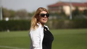 Berna Gözbaşı'ndan puan tahminine forma hediyesi