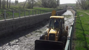 Bünyan'da belediye ekipleri dere ıslahı yapıyor