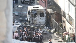 Bursa'da evlerin arasına düşen uçağın enkazı kaldırıldı