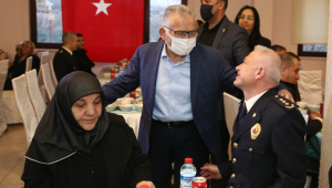 Büyükkılıç, polislerle iftar yaptı