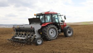 Çubuk Kaymakamı Keleş traktöre bindi, nohut ekimi yaptı