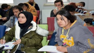 Engelli gençler, EKPSS'ye gençlik merkezinde açılan kursta hazırlanıyor