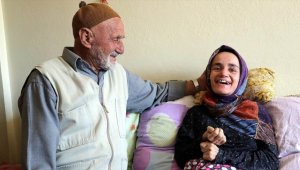 Hasan dede 45 yaşındaki engelli kızına özenle bakıyor