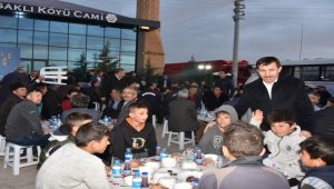 Karatay Belediye Başkanı Hasan Kılca mahalle sakinleriyle iftarda bir araya geldi
