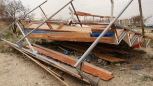 Kayseri’yi fırtına vurdu; çatılar uçtu, ağaçlar devrildi