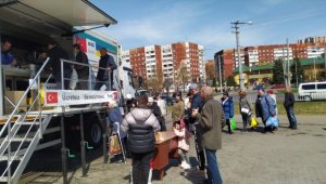 Kocaeli'den Ukrayna'ya gönderilen yemek tırı dağıtımlarını sürdürüyor