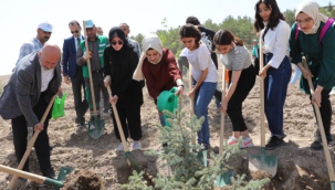 Kocasinan Belediye Başkanı Çolakbayrakdar, Üniversite öğrencileriyle fidan dikti
