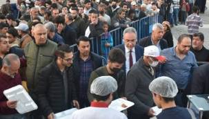 Kuyrukların sonu gelmiyor: 4 bin kişi iftar için sıraya girdi