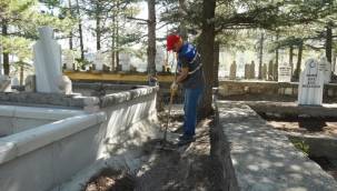 Melikgazi Belediyesi Bayram öncesi mezarlıkları temizledi