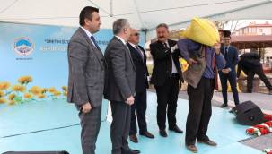 Melikgazi Belediyesi çiftçiye 18 ton aspir tohumu dağıttı