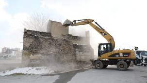 Melikgazi'de daha güzel çevre için metruk binalar yıkılıyor