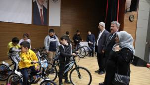 Melikgazi'den yetim çocuklara bisiklet hediyesi