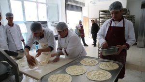 Meslek liseliler, ramazan boyunca ihtiyaç sahiplerine pide ulaştıracak