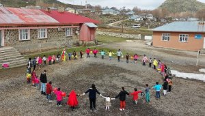 Muş'ta "iyilik elçileri" köy köy gezerek çocukları eğlendiriyor