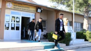 Öğrenciler ziyaret ettikleri yaşlı ve yalnız yaşayanların iftar sofralarını şenlendiriyor