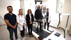 Omurilikteki sinirleri zedelenen Azerbaycanlı Türkiye'de robotik rehabilitasyonla yürümeye başladı
