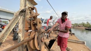 Sierra Leone'de araçların nehirden insan gücüyle geçirildiği sıra dışı taşımacılık