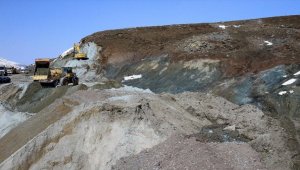 Sivas'ta heyelan nedeniyle köy yolunda ulaşım sağlanamıyor