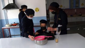 Sivas'ta meslek liseliler ihtiyaç sahibi yaşlılar için okul mutfağında iftarlık hazırlıyor