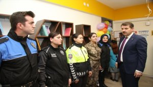 Sivas'ta polisler kitap bağışıyla öğrencileri sevindirdi