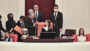 TBMM Başkanı Şentop koltuğunu 6. sınıf öğrencisi Havva Dilay Gülez'e devretti