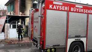 Tinerle sobayı tutuşturmak isterken evi yaktı
