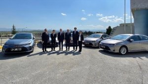 Toyota Türkiye, Sakarya Valiliğine 5 hibrit araç hibe etti