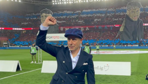 Trabzonspor taraftarından Abdullah Avcı'ya tepki: Bayrakları sandığa mı koyalım yoksa çıkartalım mı?