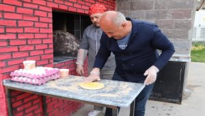 Yahşihan Belediye Başkanı Türkyılmaz, fırında pide yaparak vatandaşlara dağıttı