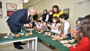 Yargıtay Başkanı Akarca, "Çocukların Ellerinin Değdiği Yer" resim sergisinin açılışını yaptı