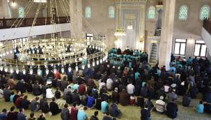 Yatsı namazı kaç rekat nasıl kılınır sondaki vitri kılmaz farz mı sünnet mi?