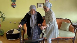 89 yaşındaki annesine bebek gibi bakıyor