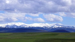 Ağrı ve Kars'ın yüksek noktaları mayısın son günlerinde beyaza büründü