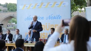 AK Parti'li Kurtulmuş Diyarbakır'da gençlerle buluştu